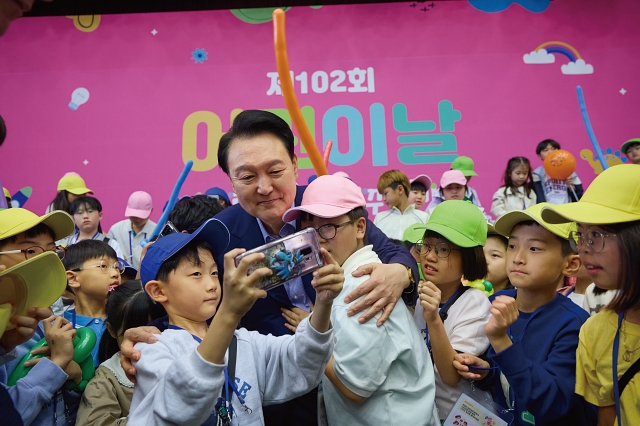 윤석열 대통령이 5월 5일 청와대 연무관에서 열린 어린이날 초청 행사에 참석해 어린이들과 기념사진을 찍고 있다. 사진 대통령실