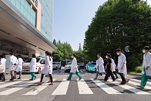 의사 집단행동에 참여하는 의사들이 5월 3일 서울의 한 대학병원에서 세미나 참석을 위해 이동하고 있다. 사진 뉴시스