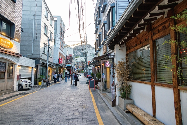 해질 무렵 서촌 골목의 낭만을 찾아 사람들이 하나둘 모여들고 있다. 사진 C영상미디어