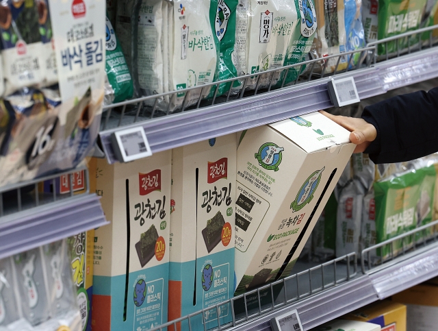서울 시내 대형마트의 김 코너, 마른 김에도 할당관세가 적용된다. 사진 뉴시스