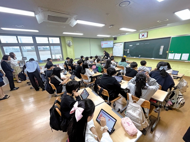 광주광역시의 한 초등학교에서 디지털기기를 활용한 수업이 진행되고 있다. 사진 광주교육청