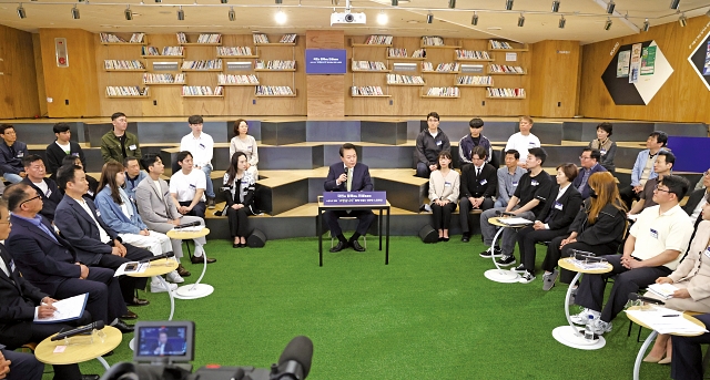 윤석열 대통령이 5월 14일 서울 중구 서울고용복지플러스센터에서 49일 만에 ‘국민과 함께하는 민생토론회’를 재개했다. 사진 뉴시스 38