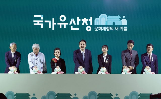 윤석열 대통령이 5월 17일 정부대전청사에서 열린 국가유산청 출범식에서 ‘출범 퍼포먼스’를 하고 있다. 사진 뉴시스
