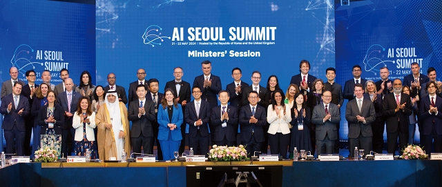 이종호 과학기술정보통신부 장관과 미셀 도넬란 영국 과학혁신기술부 장관이 5월 22일 서울 한국과학기술연구원(KIST)에서 열린 ‘AI 서울 정상회의 장관 세션’에서 참석자들과 기념촬영을 하고 있다. 사진 과학기술정보통신부