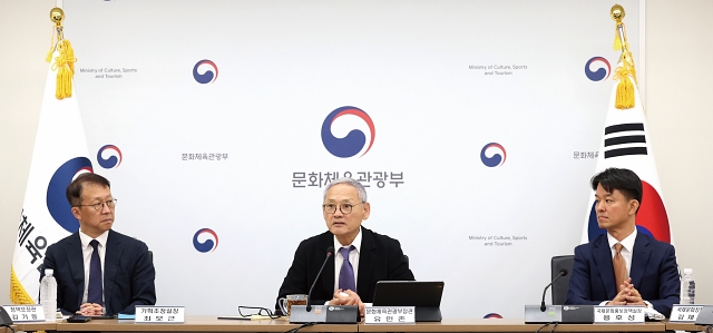 유인촌 문화체육관광부 장관이 5월 23일 서울 종로구 국립현대미술관 서울 대회의실에서 ‘국제문화정책 추진전략’을 발표하고 있다. 왼쪽부터 최보근 기획조정실장, 유 장관, 용호성 국제문화홍보정책실장. 사진 뉴시스