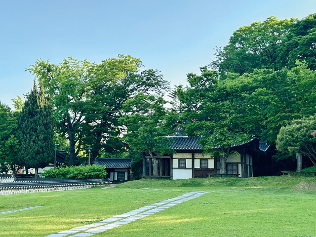 강릉단오제에 앞서 신주 빚기를 진행하는 &lsquo;칠사당&rsquo;.