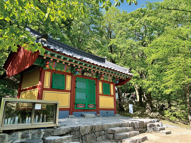 대관령국사성황사 일대는 대관령 옛길의 오랜 기도 명소다.