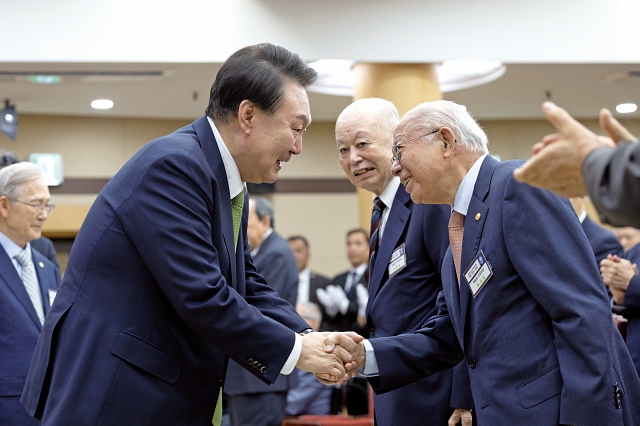 윤석열 대통령이 5월 22일 서울 서초구 대한민국학술원에서 열린 ‘대한민국학술원 개원 70주년 기념식’에서 참석자들과 인사하고 있다. 사진 대통령실