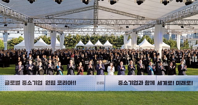 윤석열 대통령이 5월 23일 용산 대통령실 잔디마당에서 열린 ‘2024 대한민국 중소기업인대회’에서 참석자들과 ‘글로벌 원팀(One Team)호 출항식’ 퍼포먼스를 하고 있다. 이번 행사는 ‘중소기업과 함께 세계로! 미래로!’라는 슬로건 아래 ‘중소기업 글로벌화’를 주제로 진행됐으며 중소기업과 유관 단체·기관 등에서 500여 명이 참석했다. 사진 뉴시스