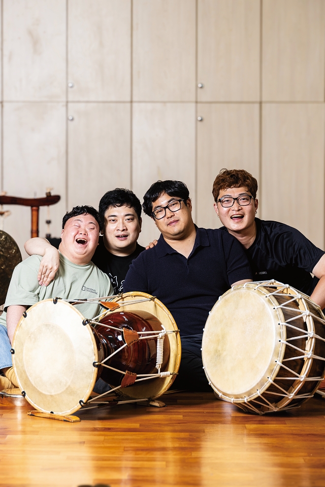 2003년 결성된 사물놀이패 &lsquo;땀띠&rsquo;의 팀원들. 왼쪽부터 조형곤&middot;이석현&middot;박준호&middot;고태욱 씨. 사진 C영상미디어