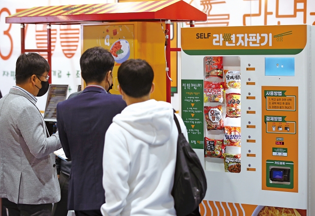 2023년 4월 13일 서울 강남구 SETEC에서 열린 제69회 프랜차이즈 창업박람회를 찾은 예비창업자들이 업체를 둘러보고 있다. 사진 뉴시스