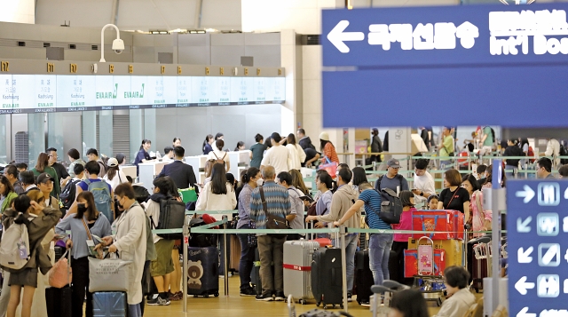 2023년 10월 1일 인천국제공항 출국장이 인파로 북적이고 있다. 사진 뉴시스