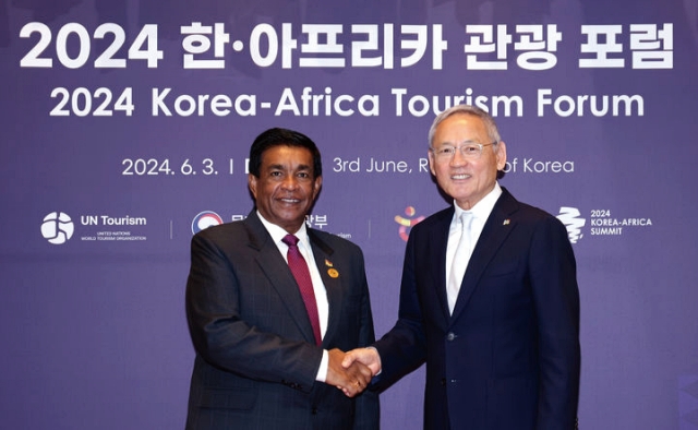 유인촌 문화체육관광부 장관이 6월 3일 열린 ‘2024 한-아프리카 관광 포럼’ 개회식 참석에 앞서 프리쓰비랏싱 루푼 모리셔스 대통령과 기념촬영을 하고 있다. 사진 문화체육관광부