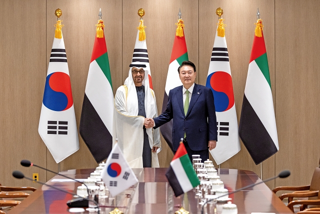 윤석열 대통령과 모하메드 빈 자이드 알 나하얀 아랍에미리트(UAE) 대통령이 5월 29일 용산 대통령실에서 열린 한&middot;UAE 정상회담에서 기념촬영을 하고 있다. 사진 뉴시스
