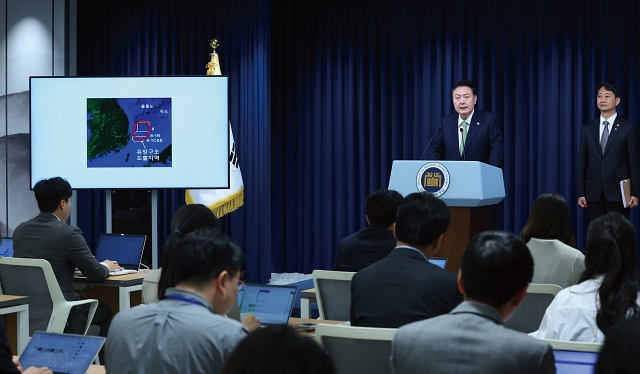 윤석열 대통령이 6월 3일 용산 대통령실에서 국정브리핑을 열고 동해 석유·가스 매장과 관련해 설명하고 있다. 사진 대통령실.