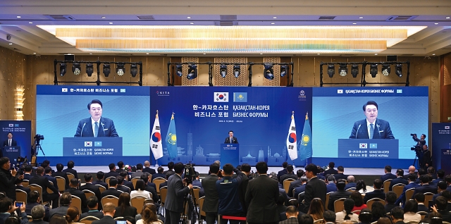 윤석열 대통령이 6월 12일 카자흐스탄 아스타나 힐튼호텔에서 열린 ‘한·카자흐스탄 비즈니스 포럼’에 참석해 기조연설을 하고 있다. 사진 뉴시스