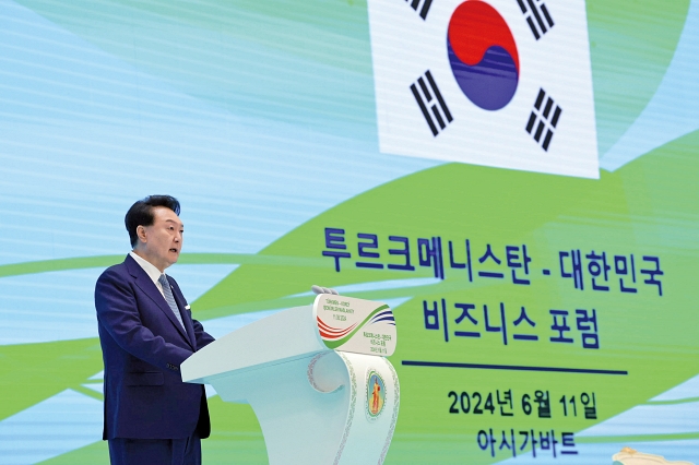 투르크메니스탄을 국빈 방문한 윤석열 대통령이 6월 11일 열린 한·투르크메니스탄 비즈니스 포럼에서 기조연설을 하고 있다. 사진 뉴시스