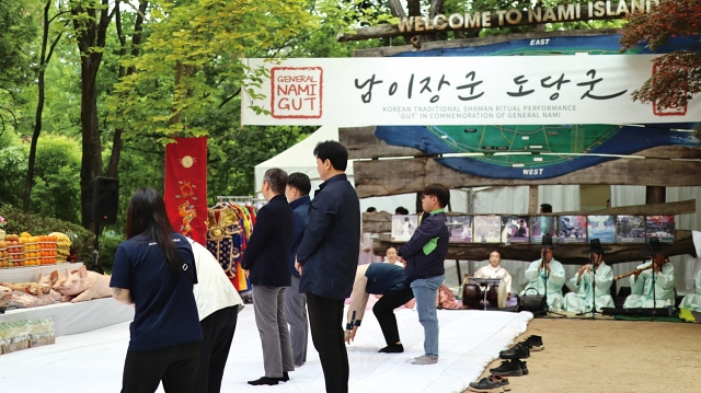 남이섬에 잠든 남이 장군과 방문객의 풍요를 빌기 위해 열린 남이 장군 도당굿.