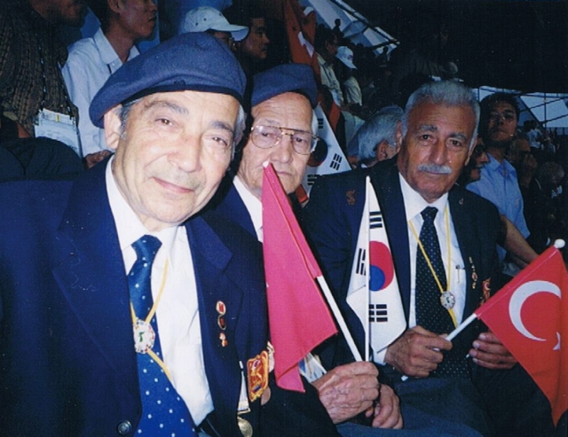 2002 한일월드컵 때 한국을 찾은 사딕 아심길(왼쪽) 씨의 모습.