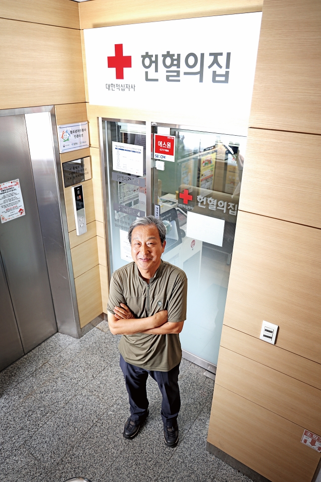 40여 년간 700회 이상 헌혈한 광진소방서 전상기 소방경은 “남을 도우며 더불어 살아가고 싶다”고 말했다. 사진 C영상미디어