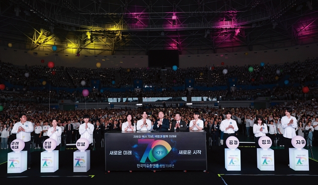 윤석열 대통령이 7월 4일 인천 남동체육관에서 열린 &lsquo;한국자유총연맹 창립 70주년 기념식&rsquo;에서 비전선포 퍼포먼스를 하고 있다. 윤 대통령은 이날 축사를 통해 &ldquo;올바른 역사관, 책임 있는 국가관, 확고한 안보관을 바로 세우는 일이 무엇보다 중요하다&rdquo;고 말했다. 사진 뉴시스