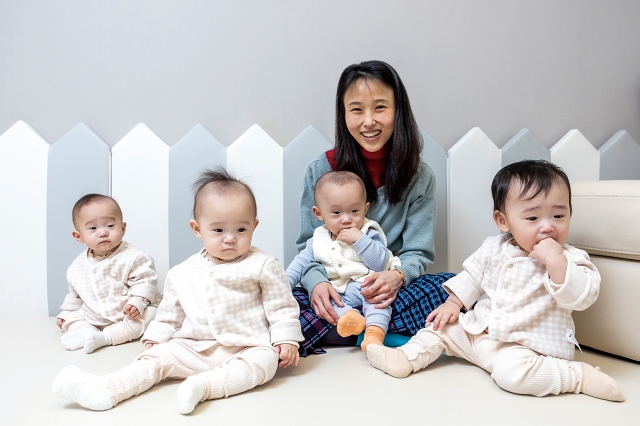 차지혜 씨는 리지, 록시, 비전, 설록 네쌍둥이를 키우는 일이 &ldquo;행복하다&rdquo;고 말한다. 사진 C영상미디어