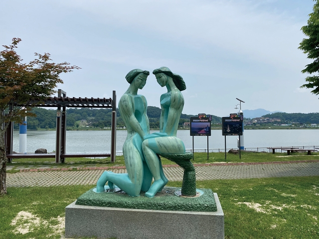 중앙탑 주변 공원은 국내 조각가의 작품을 전시해놓은 야외 박물관이다. 사진 강정미 기자