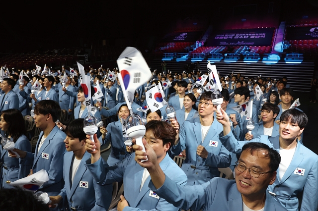 7월 9일 서울 송파구 올림픽공원 올림픽홀에서 열린 2024 파리올림픽 결단식에서 선수단과 임원단이 선전을 다짐하고 있다.