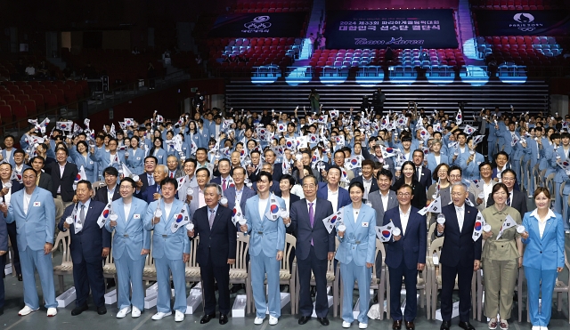 7월 9일 서울 송파구 올림픽공원 올림픽홀에서 열린 2024 파리올림픽 결단식에서 선수단과 임원단이 선전을 다짐하고 있다.