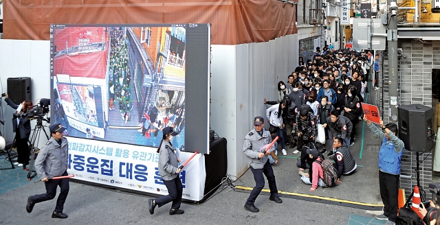 2023년 10월 25일 서울 광진구 건대맛의거리에서 다중운집 상황 발생을 가정한 인파감지시스템을 활용한 인파밀집 예방 합동 훈련이 진행되고 있다. 사진 뉴시스