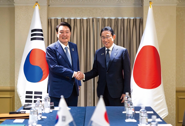 북대서양조약기구(NATO·나토) 정상회의 참석차 미국을 방문한 윤석열 대통령이 7월 10일(현지시간) 열린 한일 정상회담에서 기시다 후미오 일본 총리와 악수하고 있다. 사진 대통령실
