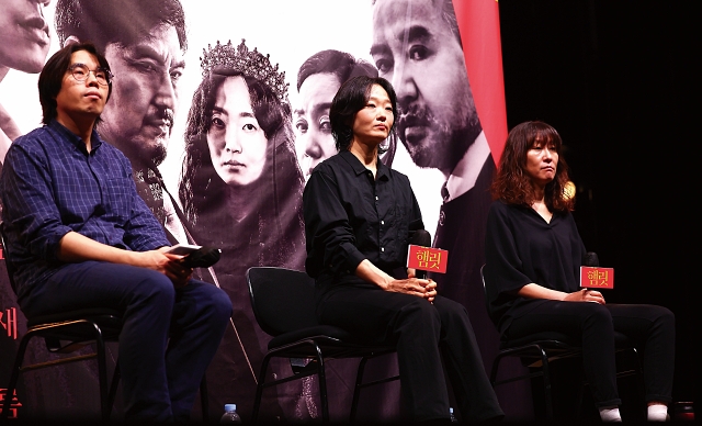 사진 왼쪽부터 정진새 작가, 이봉련 배우, 부새롬 연출. 사진 뉴시스