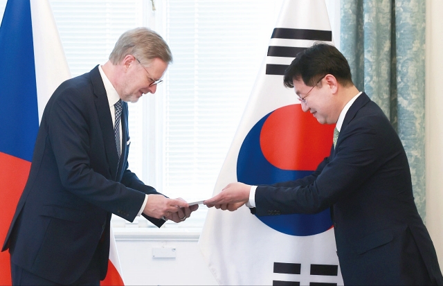 체코를 방문한 대통령특사단장인 성태윤 대통령실 정책실장이 7월 24일(현지시각) 페트르 피알라 체코 총리에게 신규 원전 우선협상대상자로 한국수력원자력이 선정된 것에 대한 윤석열 대통령의 감사 친서를 전달하고 있다. 사진 대통령실
