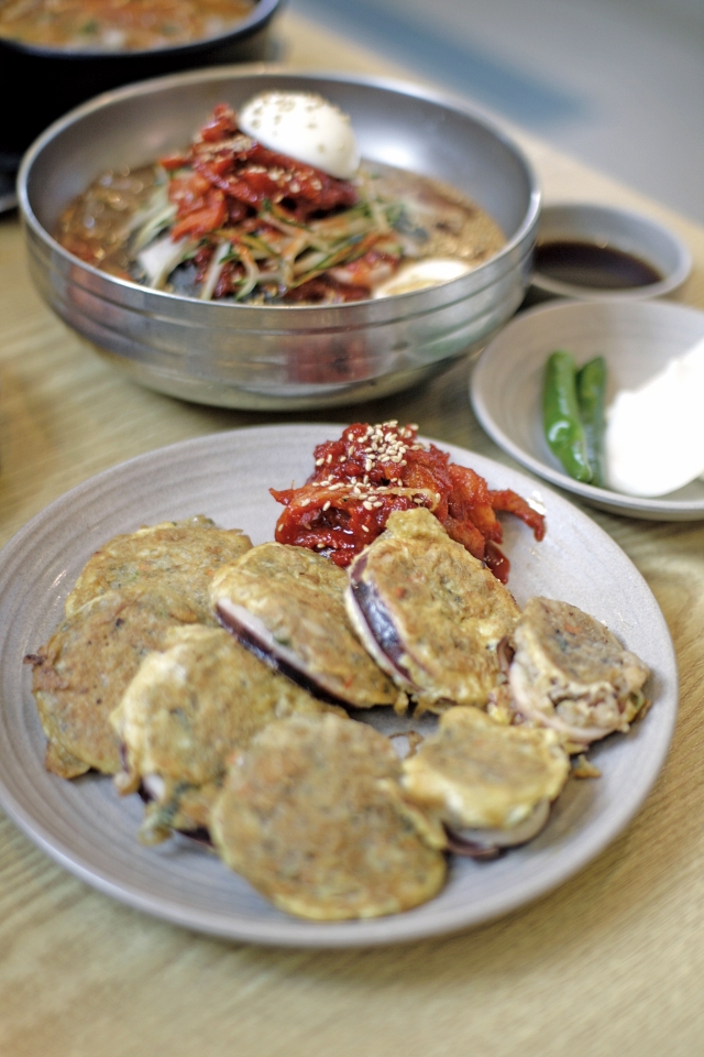 아바이마을에서 탄생한 ‘오징어순대’. 돼지 대창 대신 오징어에 속을 채워 만든다.