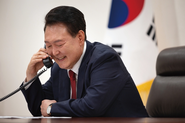 윤석열 대통령이 7월 23일 용산 대통령실에서 페트르 피알라 체코 총리와 전화 통화를 하고 있다. 사진 대통령실