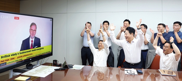 안덕근 산업통상자원부 장관을 비롯한 산업부 주요 간부들이 7월 17일 밤 한국수력원자력이 체코 원전 우선협상대상자로 선정됐다는 현지 발표 방송을 보면서 환호하고 있다. 사진 산업통상자원부