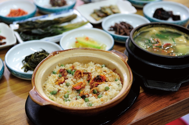 울릉도의 별미인 홍합밥. 입안에서 씹히는 쫄깃한 홍합맛이 일품이다. 사진 서경리