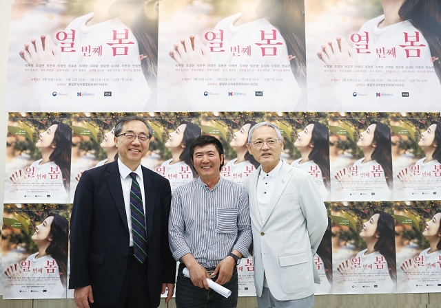 유인촌 문화체육관광부 장관이 6월 22일 서울 강서구 남북통합문화센터에서 북한이탈주민 예술인 오진하 감독이 연출한 연극 ‘열 번째 봄’을 관람한 뒤 문승현 통일부 차관, 오 감독과 기념 촬영하고 있다. 사진 문화체육관광부