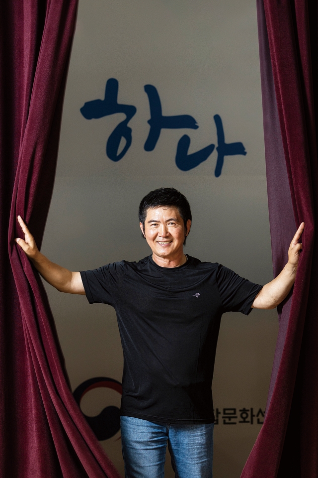 오진하 감독은 연극 ‘열 번째 봄’을 통해 북한이탈주민들에게 있는 그대로의 현실을 보여주고 싶었다고 말했다. 사진 C영상미디어