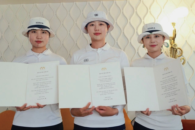‘2024 파리올림픽’ 양궁 여자 단체전에서 금메달을 획득한 (왼쪽부터)남수현·임시현· 전훈영 선수가 대통령 축전을 들고 있다. 사진 대통령실