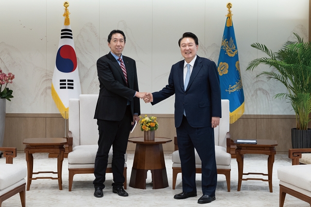 윤석열 대통령이 7월 30일 용산 대통령실에서 인공지능(AI) 분야의 석학 앤드류 응 스탠퍼드대 교수를 만나 악수하고 있다. 사진 대통령실