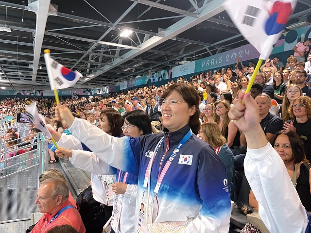 장미란 문화체육관광부 2차관이 7월 25일 ‘2024 파리올림픽’에서 여자 핸드볼 대한민국과 독일의 예선 경기를 관람하며 응원하고 있다. 사진 문화체육관광부