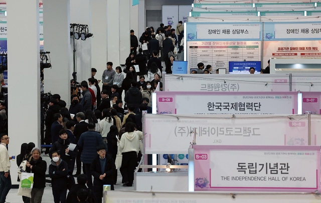 비수도권 공공기관에서 연간 신규 채용인원이 5명 이하인 경우 지역인재 의무채용을 예외로 한다. 사진은 지난 1월 열린 공공기관 채용정보박람회 모습. 사진 뉴시스