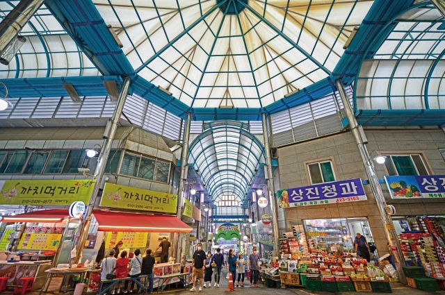 단양구경시장에는 마늘을 주재료로 한 먹거리가 많다. 사진 단양군
