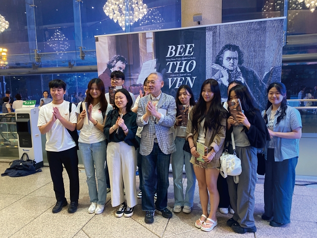 유인촌 문화체육관광부 장관이 7월 12일 ‘청년문화예술패스’를 발급받은 청년들과 함께 서울 서초구 예술의전당에서 ‘고잉홈프로젝트 : 베토벤 전곡 시리즈 2.’ 공연을 관람한 뒤 기념촬영을 하고 있다. 사진 문화체육관광부
