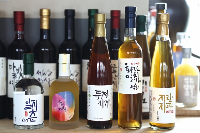 대한민국 명주대상에 출품된 다양한 전통주들.