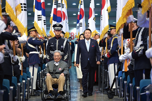 2023년 8월 15일 서울 서대문구 이화여대 대강당에서 열린 ‘제78주년 광복절 기념식’에 윤석열 대통령이 오성규 애국지사와 함께 입장하고 있다. 사진 대통령실