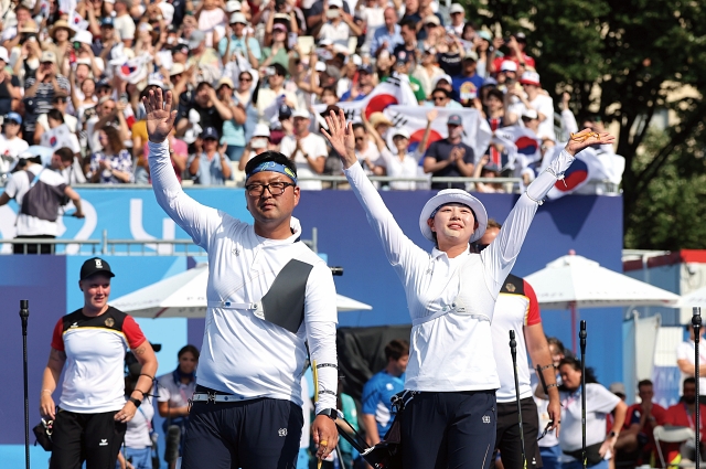 8월 2일(현지시간) 프랑스 파리 레쟁발리드에서 열린 ‘2024 파리올림픽’ 양궁 혼성 단체 결승에서 김우진, 임시현 선수가 금메달을 획득하고 기뻐하고 있다. 사진 뉴시스