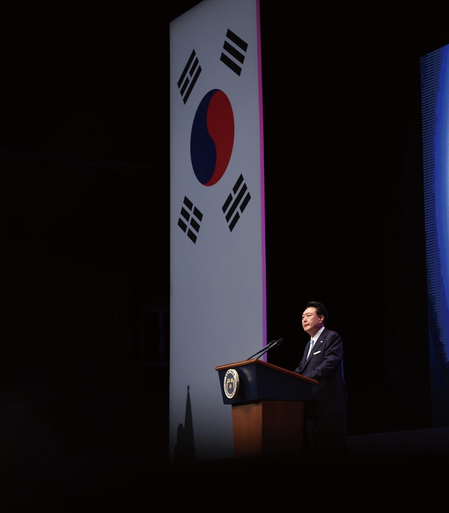 윤석열 대통령이 8월 15일 서울 종로구 세종문화회관에서 열린 ‘제79주년 광복절 경축식’에서 경축사를 하고 있다. 사진 뉴시스