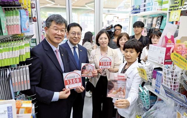 이기일 보건복지부 1차관(맨 왼쪽)과 신영숙 여성가족부 차관(왼쪽에서 세 번째)이 7월 19일 위기임신보호출산법 시행을 계기로 서울 서대문구 일대 약국을 방문해 위기임산부 상담전화 1308을 홍보하고 있다. 사진 여성가족부
